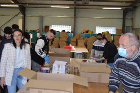 Sammelaktion: Die Waren wurden auf ihre Gültigkeit überprüft, dann sortiert und anschließend für den Versand in Kisten verpackt