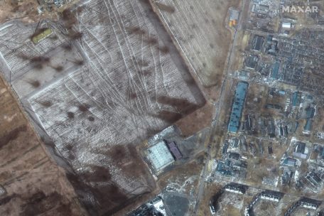 Dieses von Maxar Technologies zur Verfügung gestellte multispektrale Satellitenbild zeigt Krater auf Feldern und beschädigte Gebäude im Westen von Mariupol während der russischen Invasion