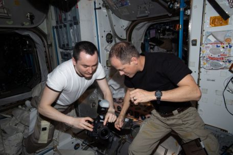 Pyotr Dubrov und Tom Marshburn beim Überprüfen ihrer Ausrüstung. Der Russe und der Amerikaner leben und arbeiten derzeit Seite an Seite an Bord der ISS. 
