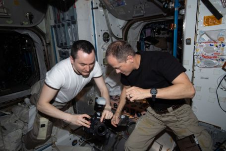 Pyotr Dubrov und Tom Marshburn beim Überprüfen ihrer Ausrüstung. Der Russe und der Amerikaner leben und arbeiten derzeit Seite an Seite an Bord der ISS.