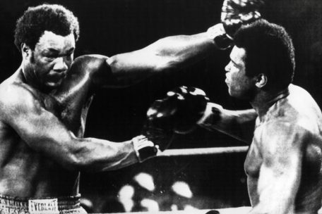 George Foreman (links) in einem Kampf gegen Muhammad Ali