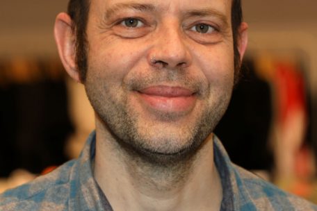 Christophe Ayroles stellt fest, dass geschätzt die Hälfte der Kundschaft in seinem Laden lieber noch weiter einen Mundschutz trägt