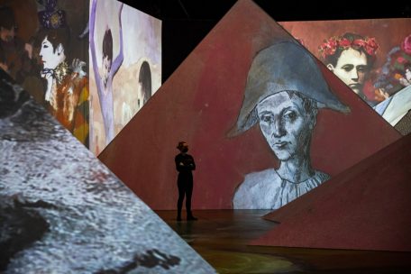Besucher einer Vorabbesichtigung während der immersiven Ausstellung „Imagine Picasso“ im kanadischen Vancouver, in der mehr als 200 Werke von Pablo Picasso auf Bildschirme und dreidimensionale Strukturen projiziert wurden