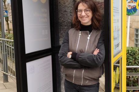 Jessica Theis in der Fotokabine am Escher Brillplatz