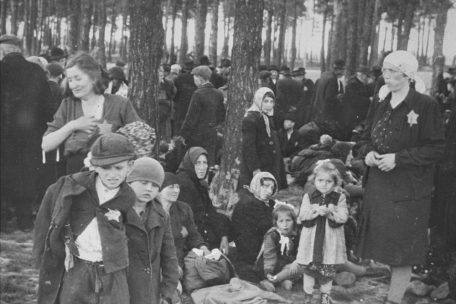 Ukrainische Juden, die für den direkten Tod bestimmt wurden, warten darauf, in die Gaskammer geführt zu werden. Vorne im Bild die Mermelstein-Familie aus der westukrainischen Stadt Mukatschewo. Das Wäldchen befand sich direkt vor einem der Krematorien. Foto von Bernhard Walter/Ernst Hofmann, Mai 1944.