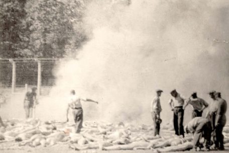 Da die Öfen Mitte 1944 oft überlastet waren, mussten die Männer des Sonderkommandos die Leichen auch hinter einem der Krematorien im Freien verbrennen. Dieses Foto wurde heimlich von einem griechischen SK-Mann aufgenommen.
