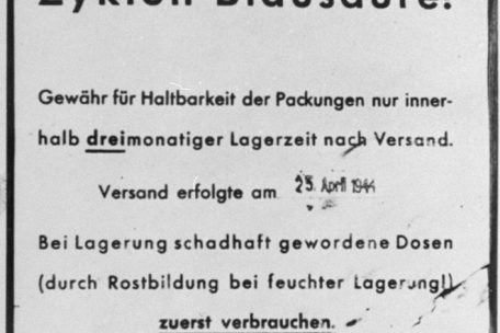 In Auschwitz wurden die für die Gaskammer bestimmten Menschen mit dem Schädlingsbekämpfungsmittel Zyklon B (Blausäure) umgebracht. Dieses Giftgas führte zu einem grausamen Tod. Fotograf unbekannt.