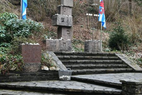 Das Auschwitz-Mahnmal am Kloster Fünfbrunnen
