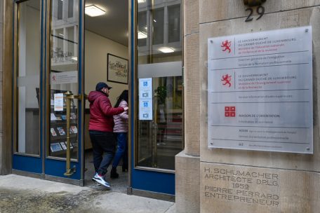 Im Bildungsministerium erhoffen sich Denis und Anna Informationen über die Einschulung ihrer beiden Söhne. Der jüngste ist drei Jahre alt, der älteste bereits sieben.