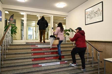 Der Journalist (oben) tut sich dennoch mit der (guten) Sache gemein. Bis auf einige Richtungsangaben und Übersetzungen kann die Distanz aber weitgehend gewahrt bleiben.
