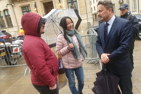 Staatsminister Xavier Bettel nahm sich mehrere Minuten lang Zeit, um Denis und Anna persönlich in Luxemburg zu begrüßen