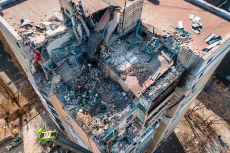 Ein Appartmenthaus in Kiew, dessen oberste Etagen von einer russischen Rakete getroffen wurden