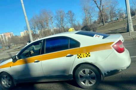 Außerhalb Moskaus zeigt auch dieser Taxifahrer „Flagge“