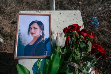 Das Porträt einer jungen Frau, die bei einem russischen Angriff auf die Stadt Mykolajiw getötet wurde
