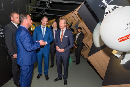 Gilles Hoffmann erklärt Großherzog Henri das „emergency.lu“-System