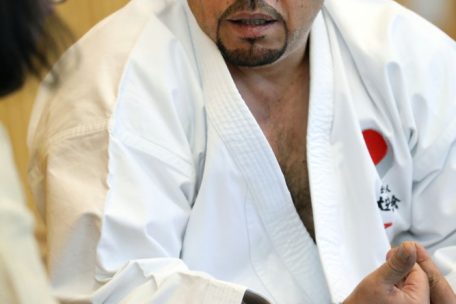 Trainer Zein Suhail ist sehr bemüht, seiner Gesprächspartnerin Iryna Skrypak die Angst zu nehmen