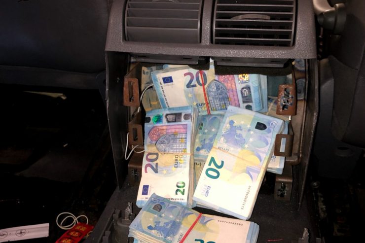 Polizei / Kontrolle zwischen Metz und Luxemburg: Chinese baut Auto um, um 850.000 Euro zu verstecken