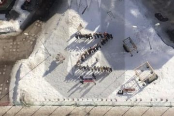 Für Mama, für Papa, für Putin / Russlands „Spezialoperation“ über die Ukraine in Schulen und Kindergärten