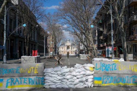 Auf den Sperren aus Beton in Odessas Innenstadt steht „Liberté, égalité, fraternité“