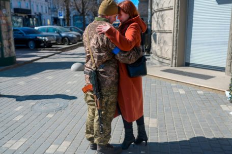Igor, ein 40-jähriger ukrainischer Soldat, umarmt seine Frau vor seinem Militärkeller im Zentrum von Odessa