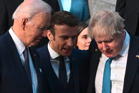 Der britische Premier Boris Johnson und Frankreichs Präsident Emmanuel Macron zusammen mit US-Präsident Joe Biden am Donnerstag in Brüssel