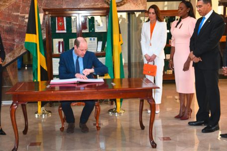 Heute war noch mal der …? William trägt sich ins goldene Buch ein – daneben Jamaikas Premier Andrew Holness, der kurz zuvor der britischen Monarchie live im Fernsehen die Kündigung ausgesprochen hatte.