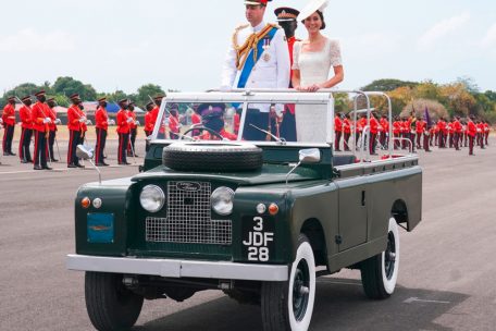 Rückgriff auf die Bildsprache der Kolonialzeit: Prinz William und Kate bei einer Parade in der Karibik