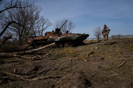 Ein ukrainischer Soldat steht neben einem zerstörten russischen Schützenpanzer in der Nähe der Frontlinie in Browary, am Stadtrand von Kiew. 