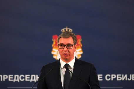 Feature / Wie der Krieg Serbiens Präsident Vucic vor den Wahlen am Sonntag entgegenkommt 