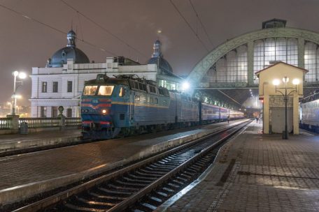 Un train de nuit à destination de Kostjantynivka est sur le point de partir de la gare de Lviv. A son bord, principalement des soldats qui se dirigent vers la région du Donbass. Novembre 2021.