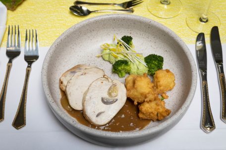Dank der delikaten Füllung aus Hähnchenbrust und zweierlei Trauben besticht die Hauptspeise mit überraschender Eleganz und Leichtigkeit