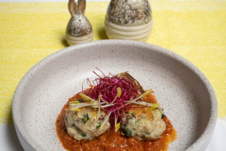 Die vegetarische Hauptspeise, leicht und erfrischend: Spinatknödel mit Tomaten-Ingwer-Ragout