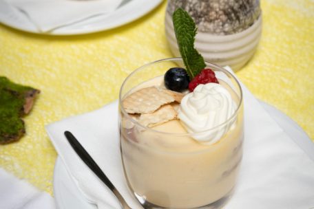 Gestatten, der heimliche Star des Ostermenüs: „Doce de Bolacha“. Sahnepudding, Kekse und Espresso – zum Fest ist das Dessert eine (Kallorien-)Sünde wert