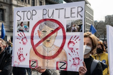 Vermischung statt Vergleich: Auch mit Plakaten mit der Aufschrift „Stop Putler“ wird demonstriert