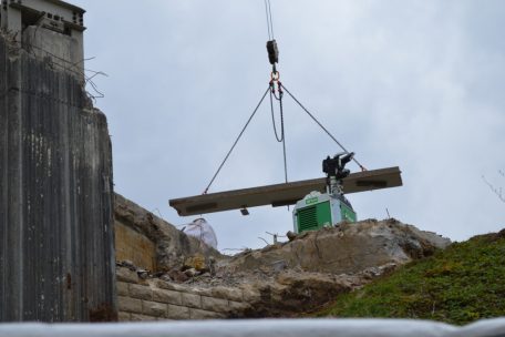 Erste Teile der Brückenschürze wurden abgetragen und gleich vor Ort für den Abtransport zerkleinert 