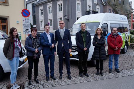 Per Handschlag besiegeln Jean-Pierre Hoffmann (3.v.l.) und Léon Gloden (4.v.l.) die Kooperation der beiden Gemeinden