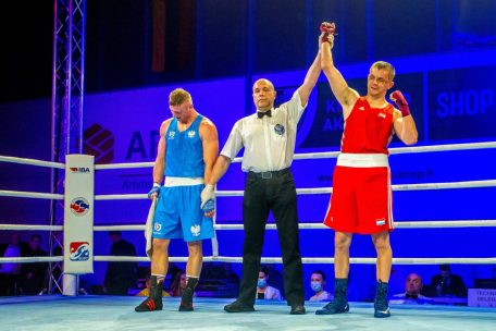 Nach mehreren harten Treffern von Michel Erpelding (in Rot) brach der Ringrichter das Finale gegen den Polen Tomasz Niedzvieck zugunsten des Luxemburgers ab