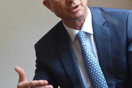 Der Luxemburger Ethikexperte Erny Gillen hat seine Studien in Luxemburg, Belgien und der Schweiz abgelegt und hat unter anderem bei der Ausarbeitung des Verhaltenskodex der Luxemburger Armee mitgewirkt