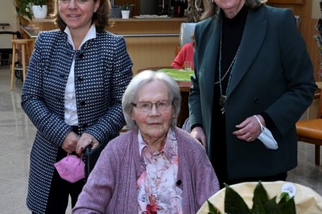 Zur Freude von Marie Thill wurde der offizielle Teil ihres 100. Geburtstages vor kurzem mit Familienministerin Corinne Cahen (l.) und der hauptstädtischen Bürgermeisterin Lydie Polfer (r.) nachgeholt