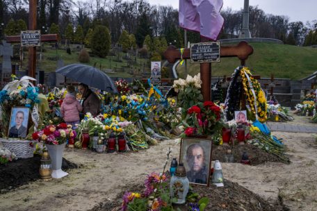 05.04.2022, Ukraine, Lwiw: Tetiana Rurak, 25-jährige Witwe von Oleksandra Rurak, besucht mit ihrer eineinhalbjährigen Tochter das Grab ihres im Kampf gefallenen Mannes Wolodymyr Rurak auf dem Friedhof