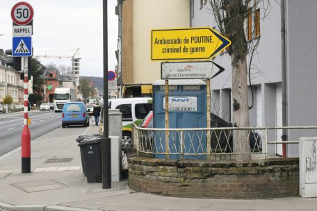 Luxemburg-Stadt / „Kriegsverbrecher“: Unbekannte montieren Straßenschild in Richtung russischer Botschaft