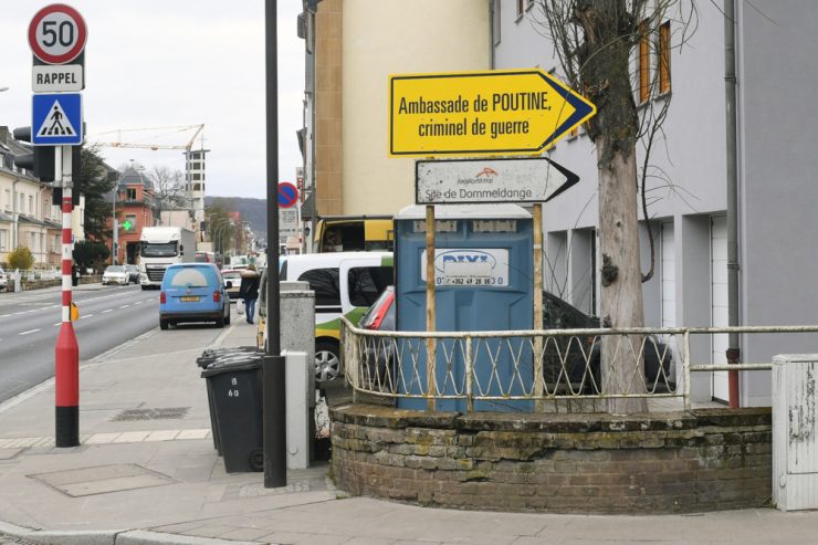 Luxemburg-Stadt / „Kriegsverbrecher“: Unbekannte montieren Straßenschild in Richtung russischer Botschaft