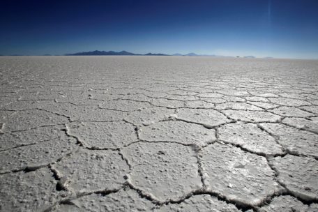 Blick auf die kristallisierte Oberfläche des Uyuni-Salzsees in Bolivien, der die weltweit größten Lithiumreserven birgt