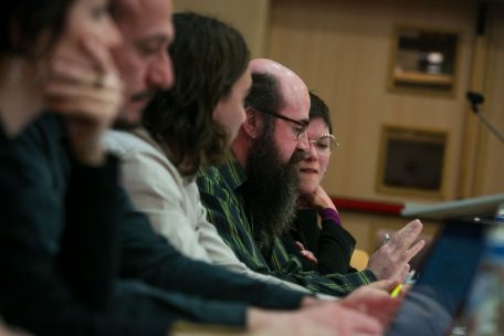 Die Räte Line Wies und Laurent Biltgen, rechts im Bild, lieferten ihre Bilanz der Arbeit im Gemeinderat