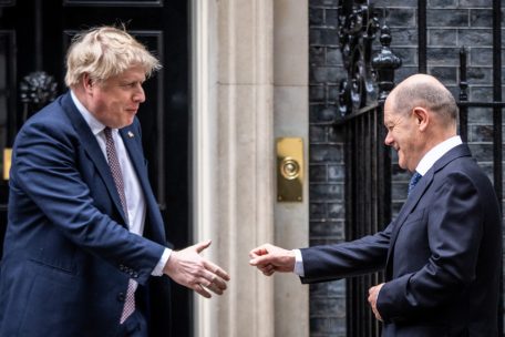 Großbritannien / Antrittsbesuch in schwierigen Zeiten: Deutschlands Kanzler Scholz in London