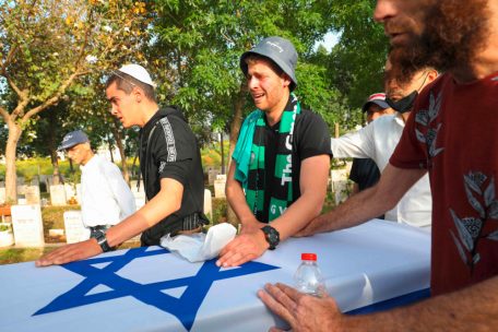 …  bei den Israelis um die von einem palästinensischen Attentäter getöteten Angehörigen und Freunde.