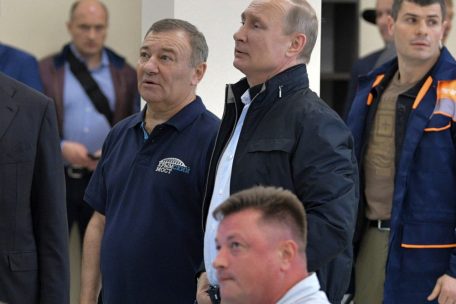 Wladimir Putin (2.v.r) und Arkadi Rotenberg (2.v.l.) besuchen 2018 das Verkehrskontrollzentrum der neuen Brücke auf der Halbinsel Krim