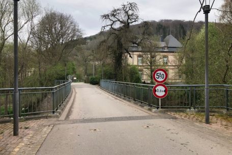 Über diese kleine, den Fußgängern vorbehaltene Brücke führte einst die Hauptstraße zwischen Colmar-Berg und Schieren, sprich zwischen dem Zentrum und dem Norden des Landes