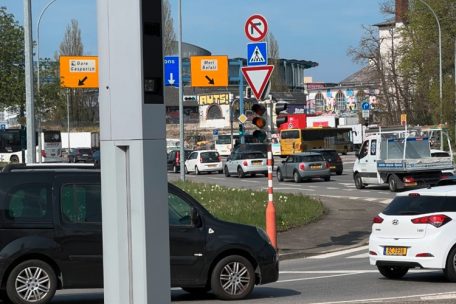 Einer der zwei Blitzer auf der Kreuzung in Hollerich, wo die A4 auf den Boulevard Pierre Dupong trifft