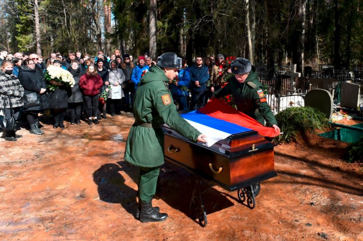 „Du bist ein Verräter, Sohn!“ / Wie der Ukraine-Krieg Familien und Freundschaften in Russland entzweit